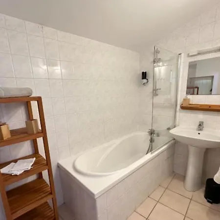 La Halte Des Pierrus Apartament *